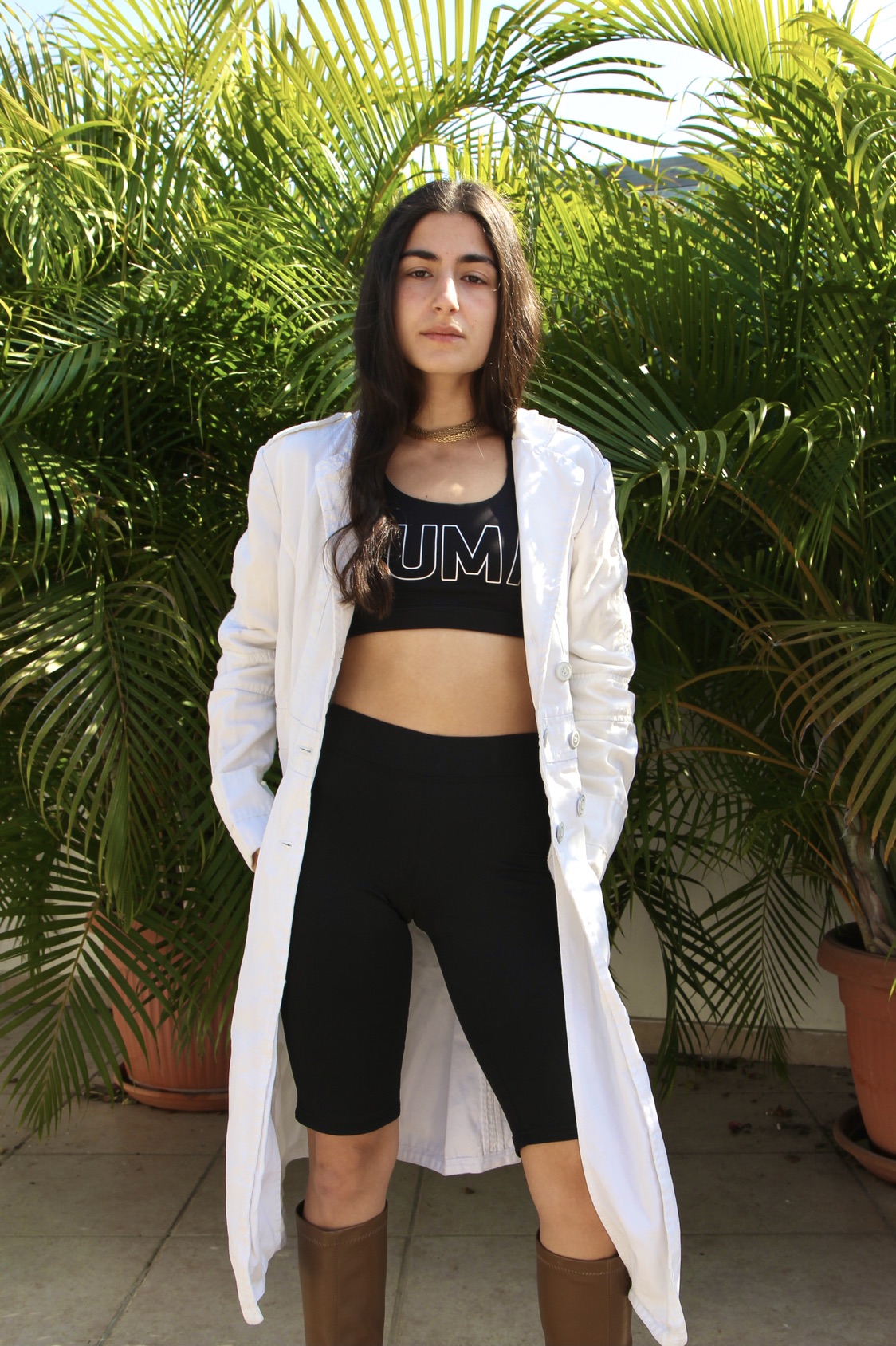 מעיל לבן
גוזיית פומה
טייץ קצר