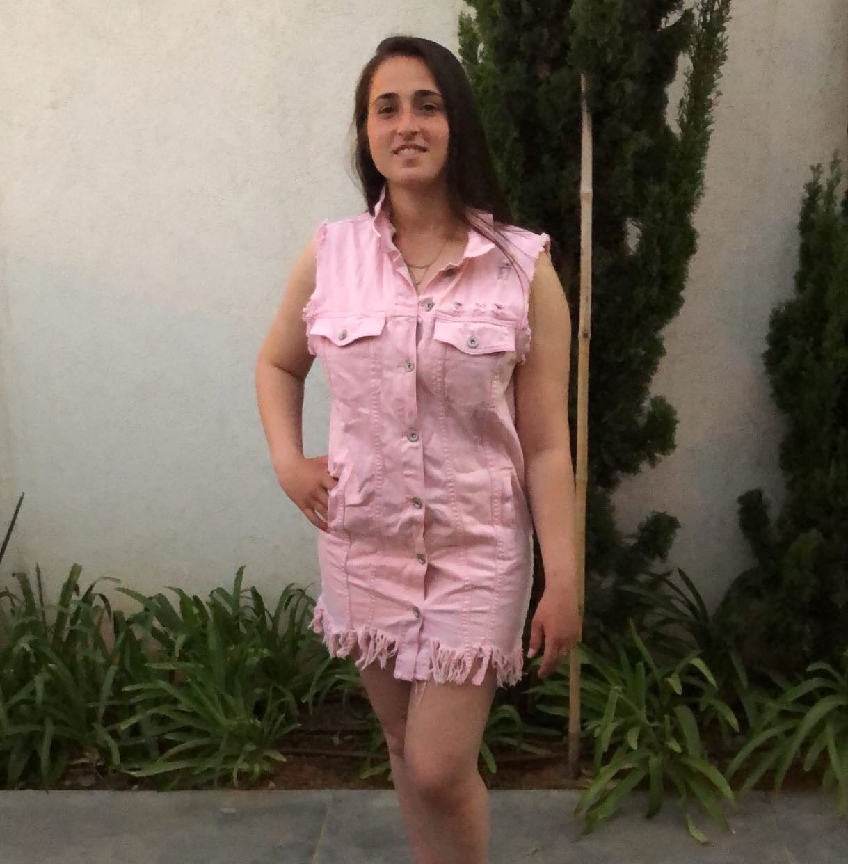 שמלת ג׳ינס ורודה של גליתה