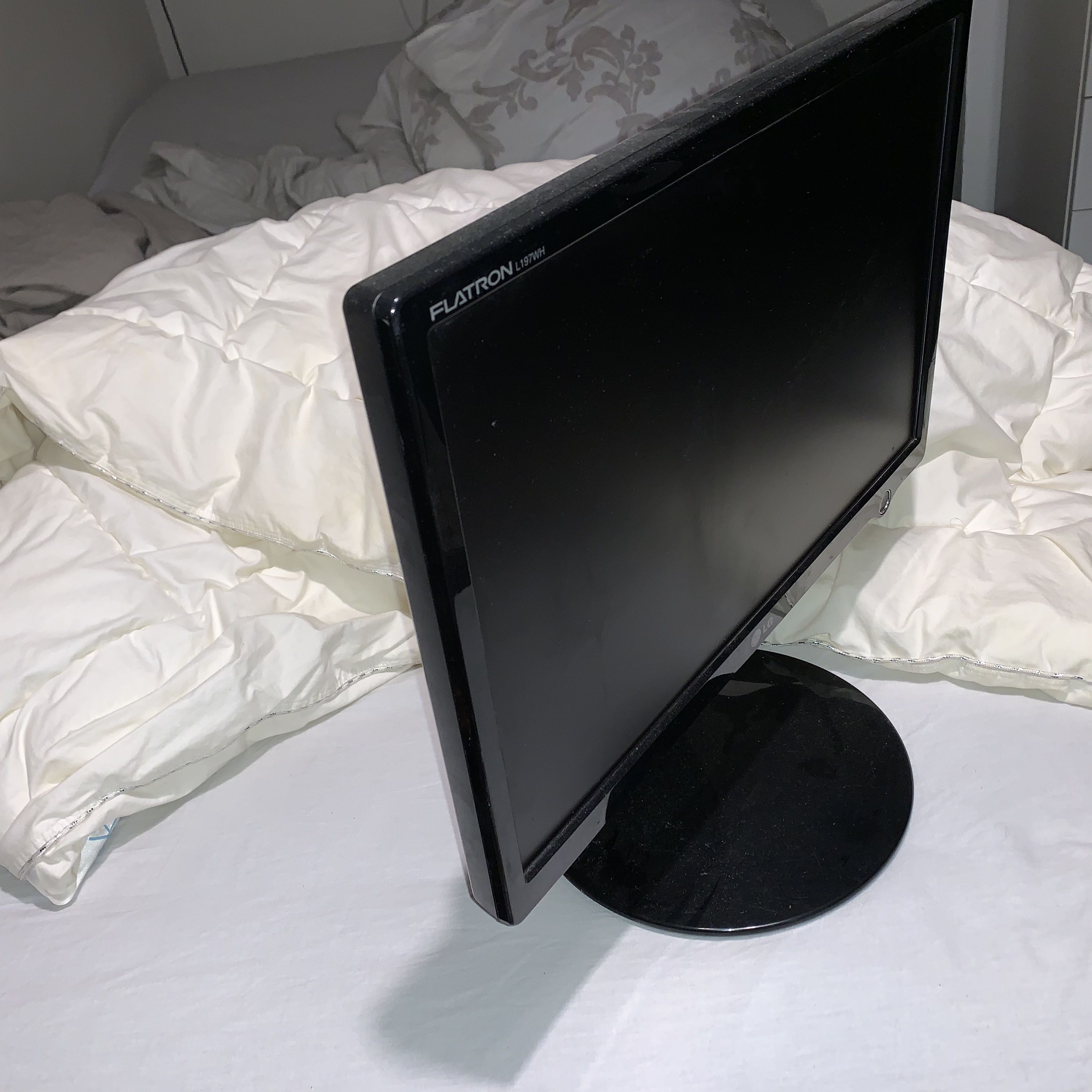 שתי מסכי מחשב שומרים לחלוטין.