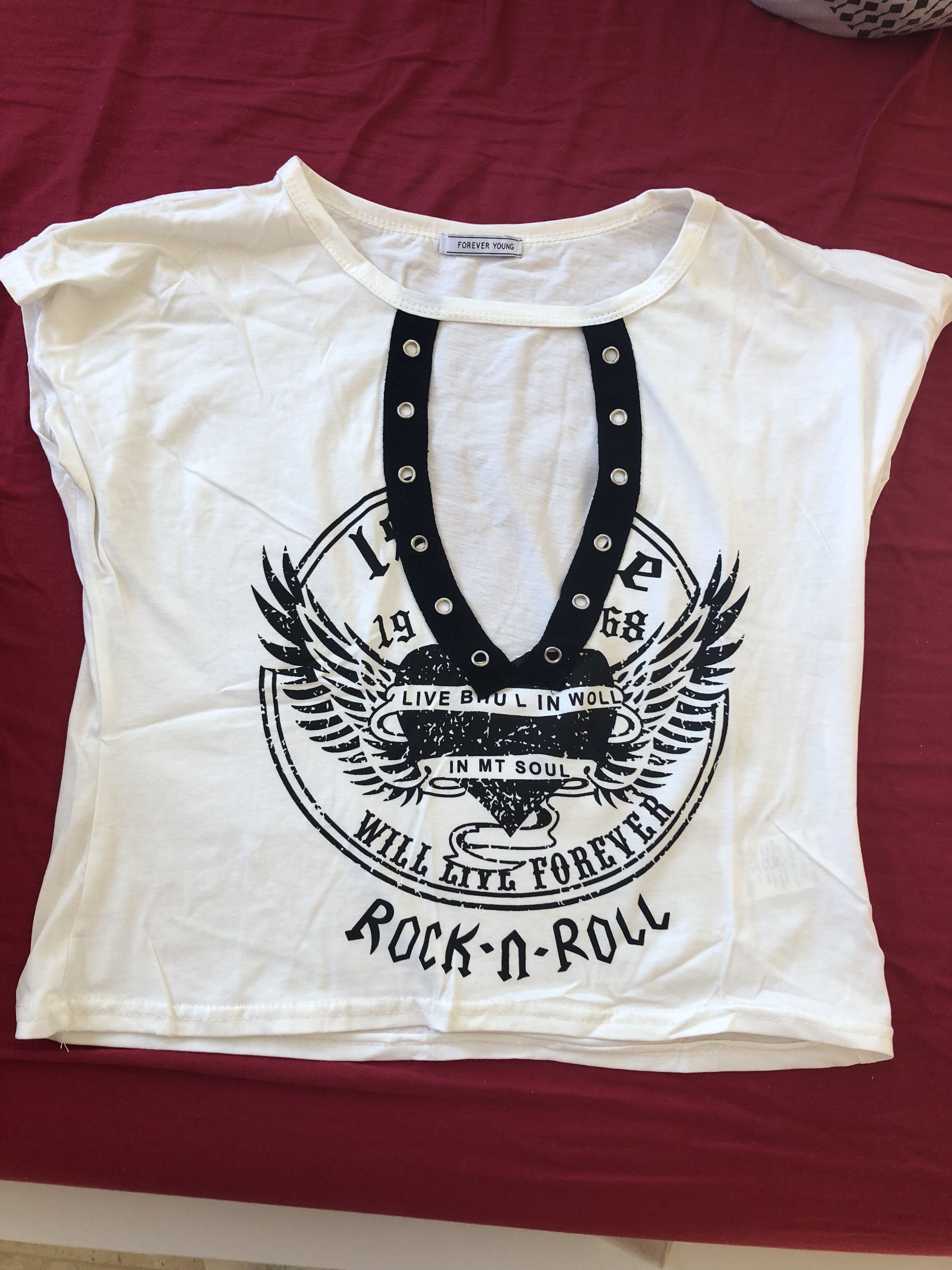 חולצה לבנה קצרה