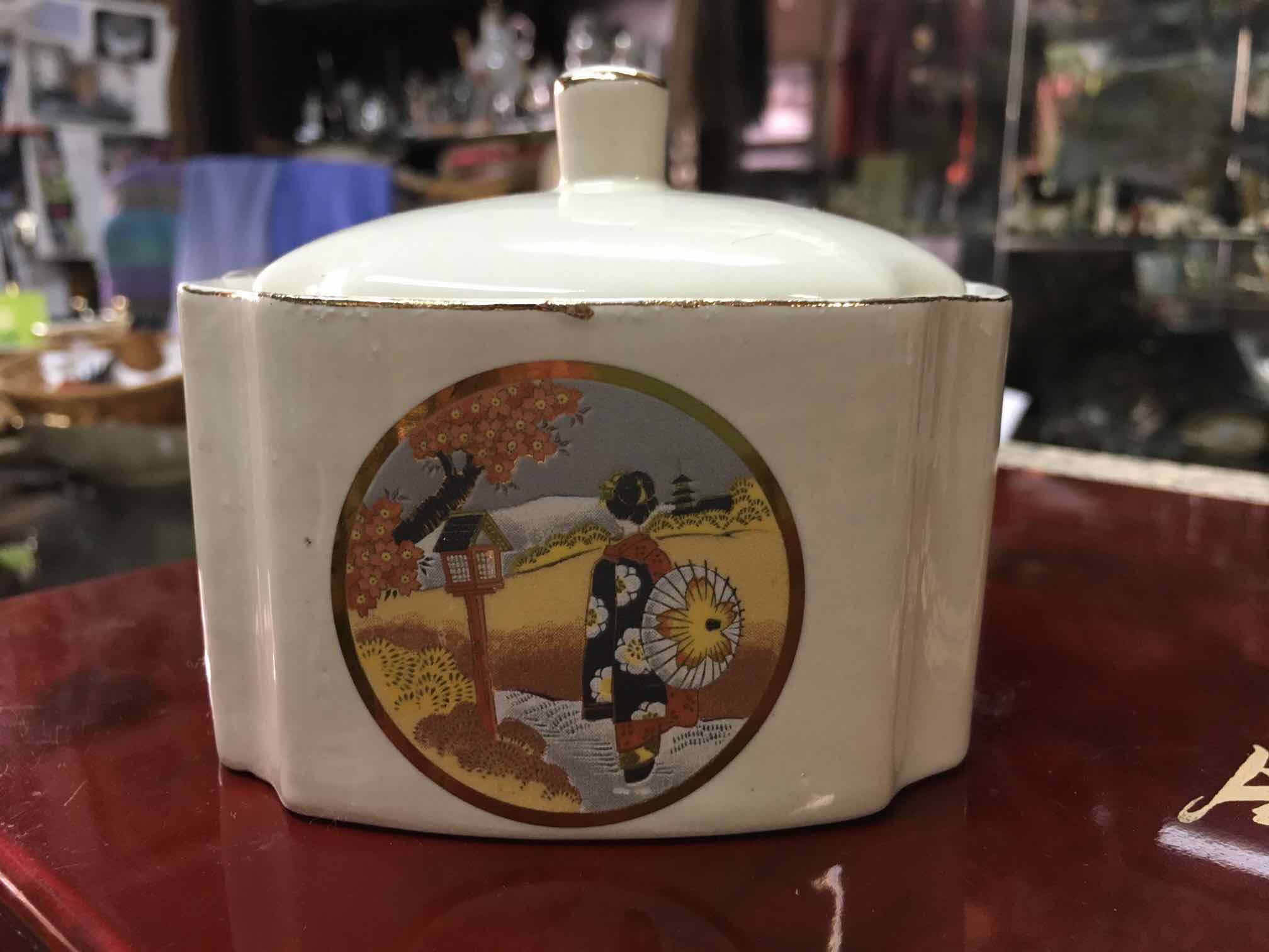 קופסת פורצלן יפנית ישנה לסוכריות גובה כ-5 ס״מ