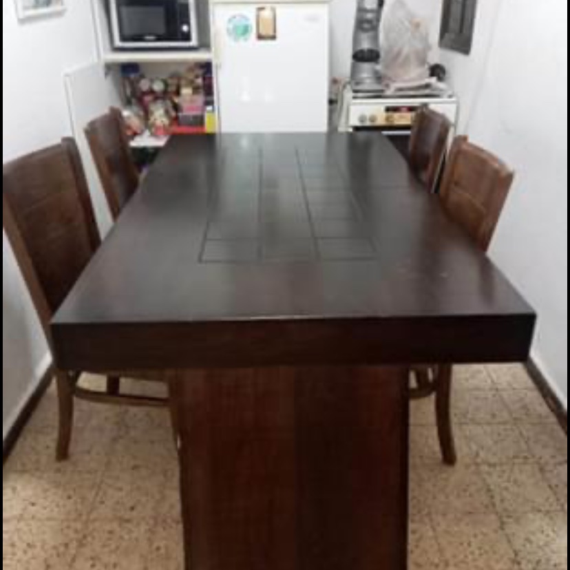 שולחן עם 6 כיסאות