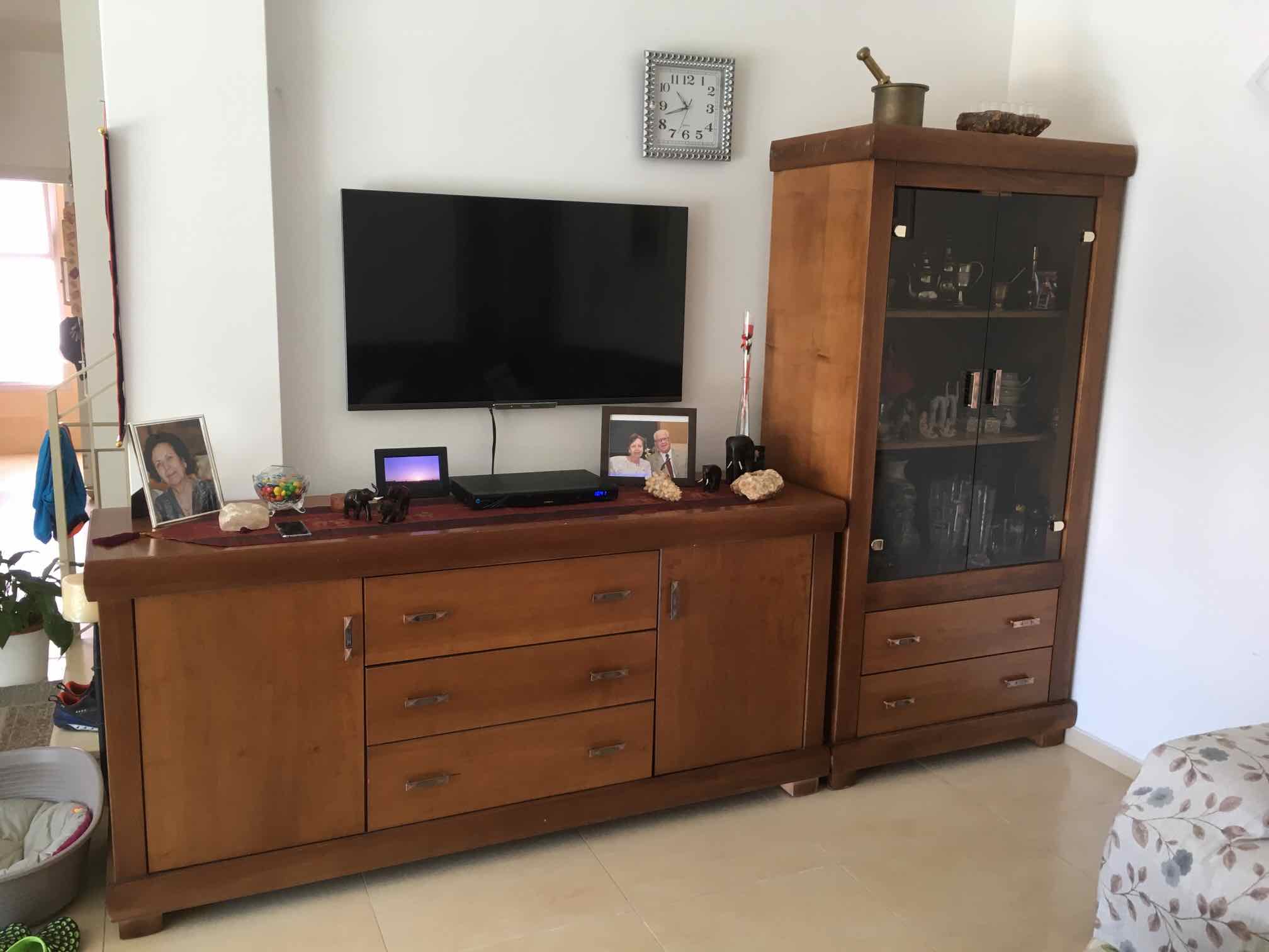 חדר מלא רהיטים וטלוויזיה