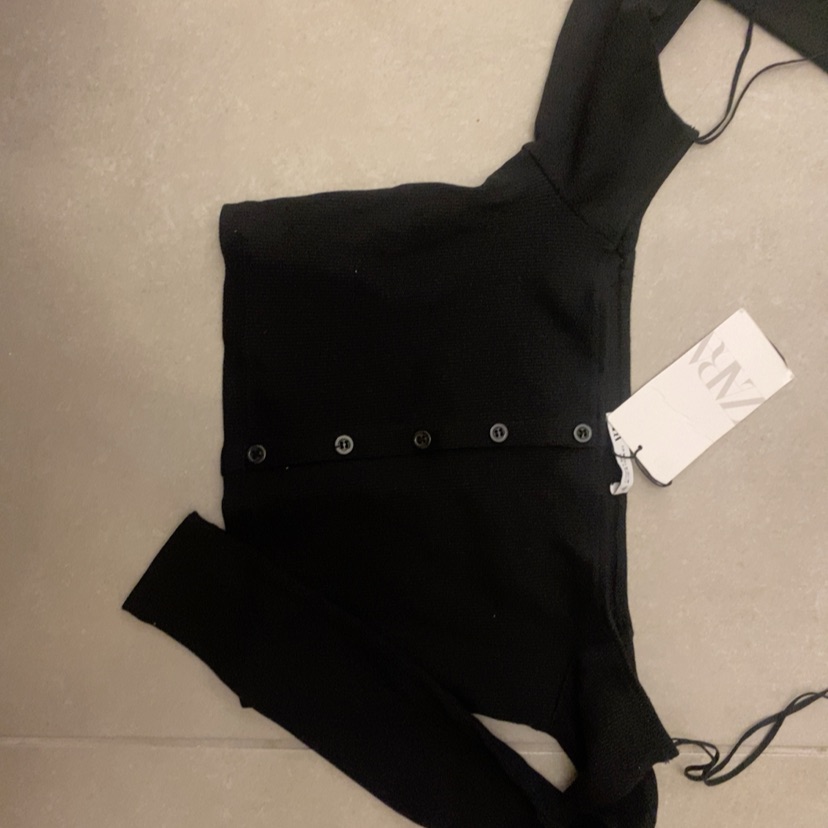 חולצת סטרפלס ארוכה עם כפתורים מזארה