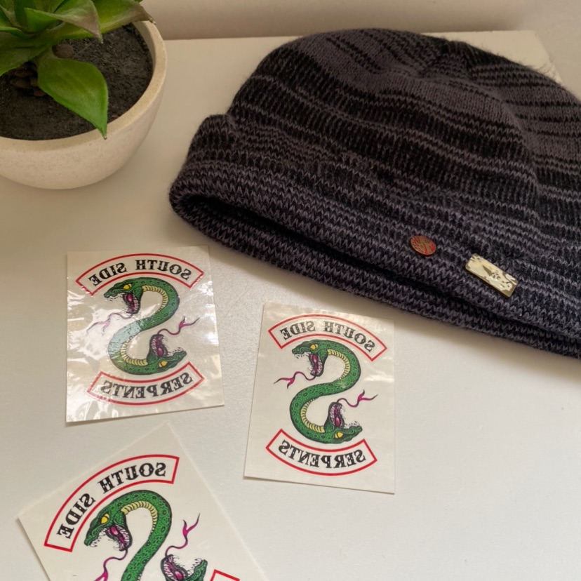 כובע וקעקועים מהסדרה Riverdale