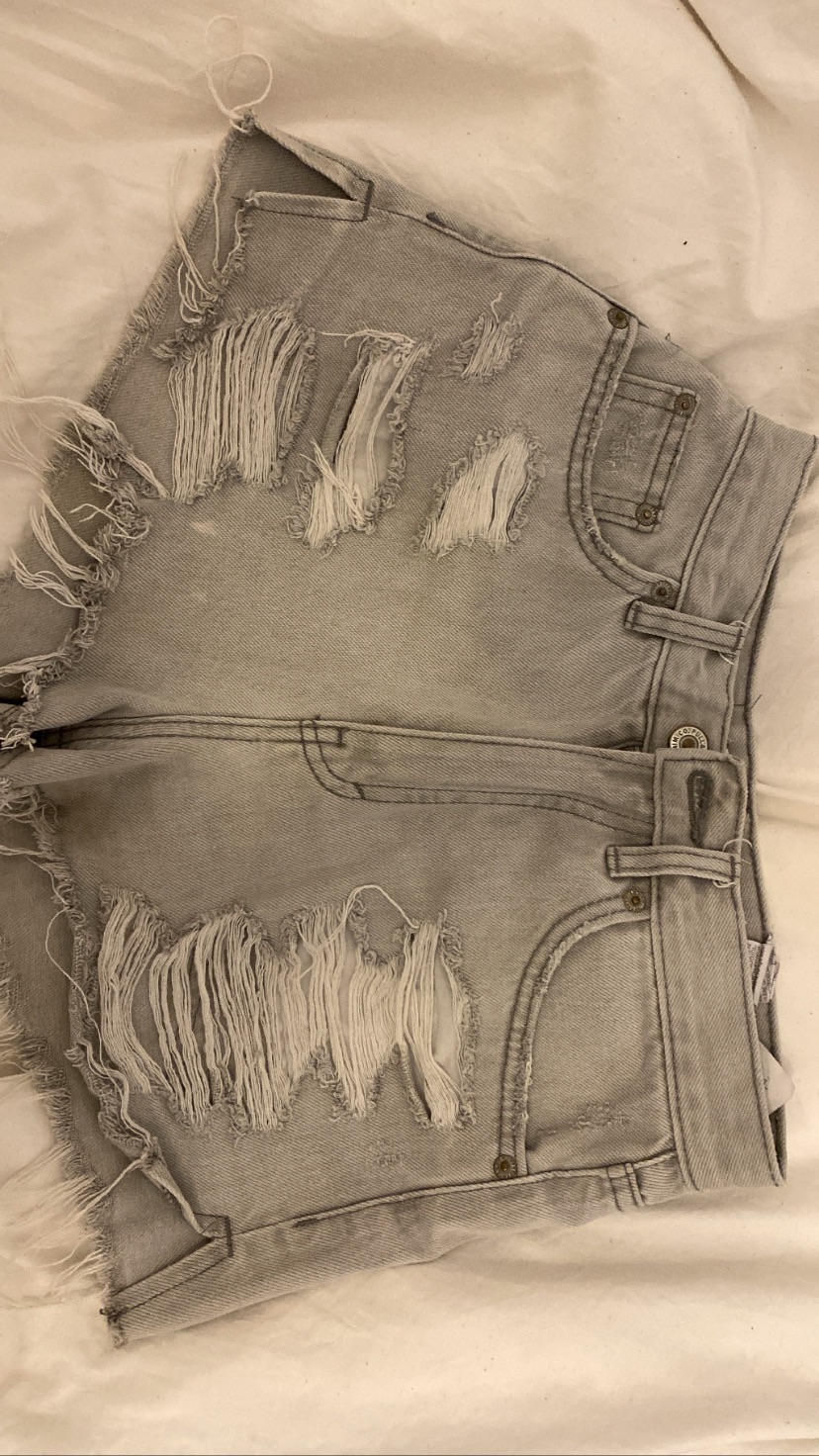 ג’ונס קצר מפול אנד בר