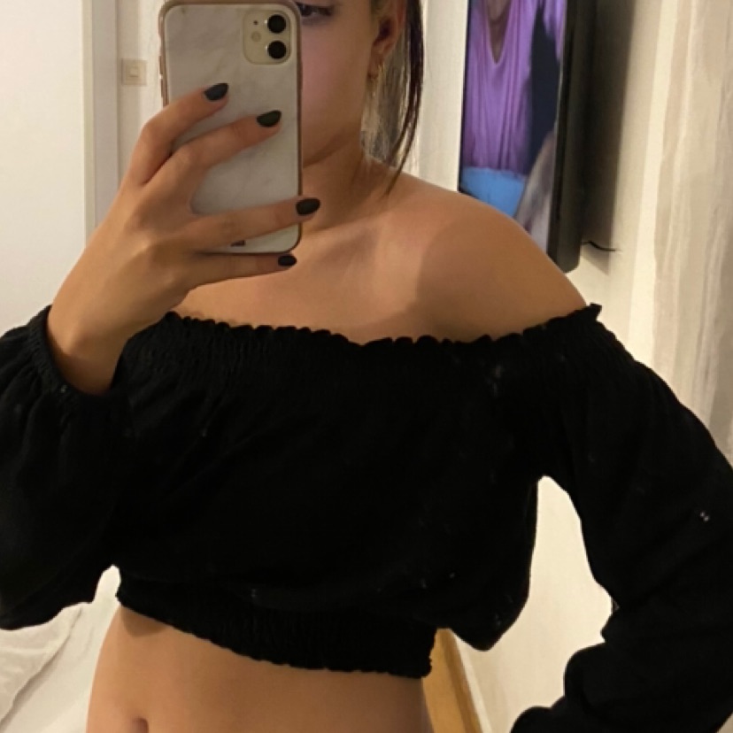 טופ שחור אוף דה שולדרז