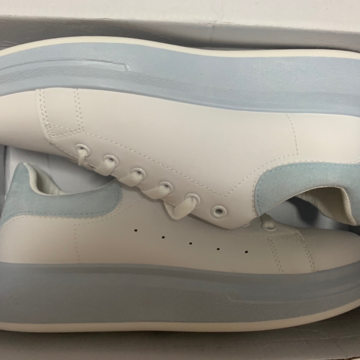 נעלי סניקרס מSHEIN לא ננעלו אף פעם גם לא לצורך מדידה. 