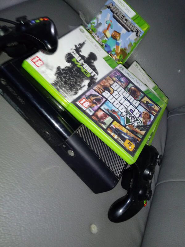 אקסבוקס 360 עם 4משחקים חדש לגמרי תקין ושתי ידידות לקצינים בלבד 0539113648