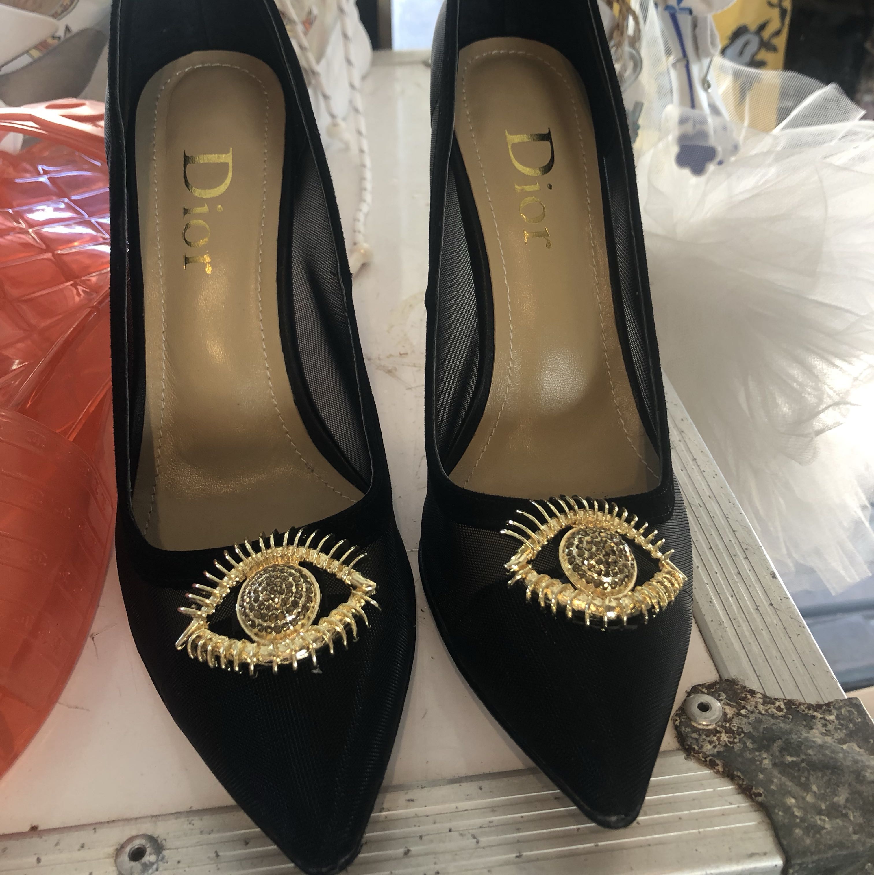 שמלות בגדי חוף ונעליים