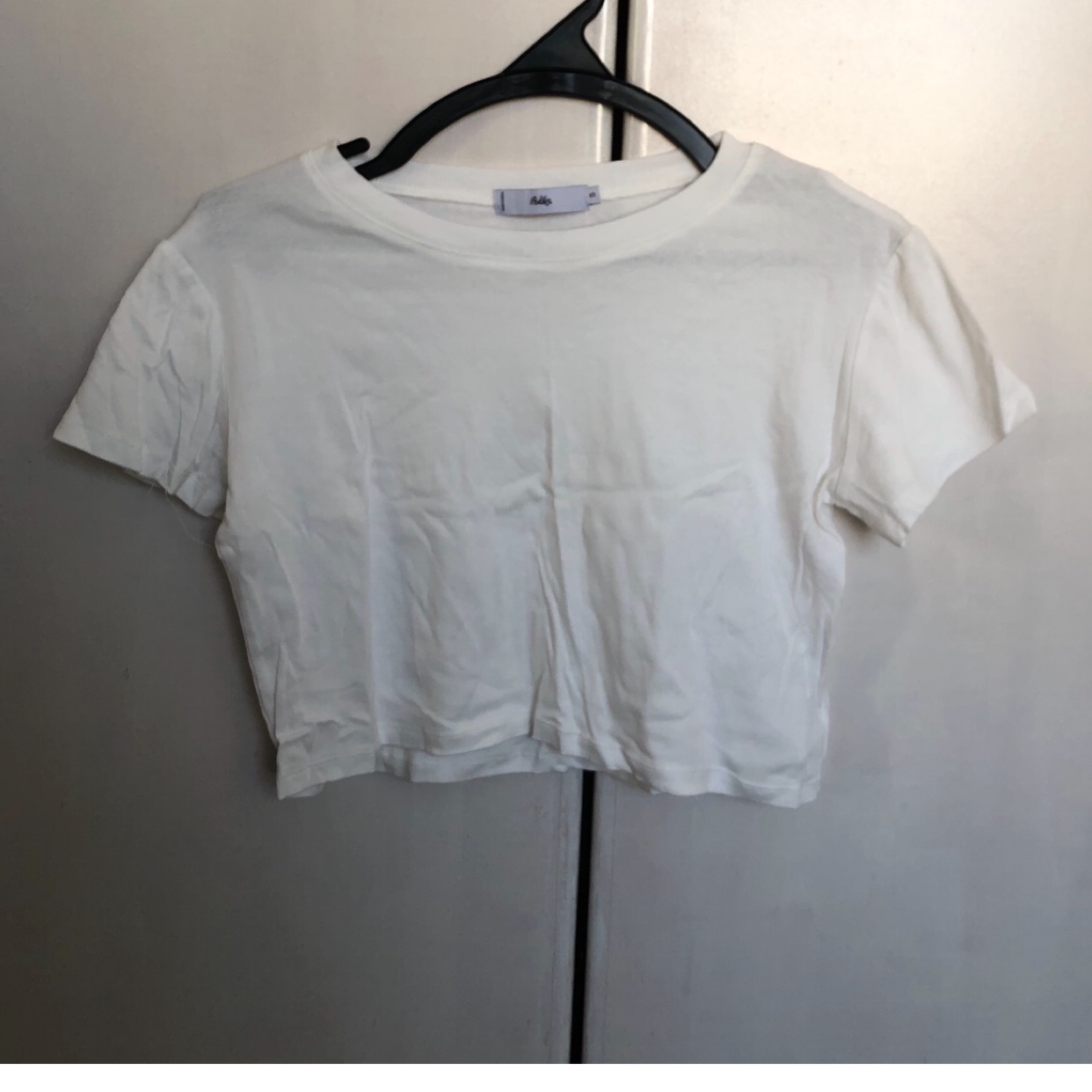 קרופ טופ לבנה מעדיקה🤍