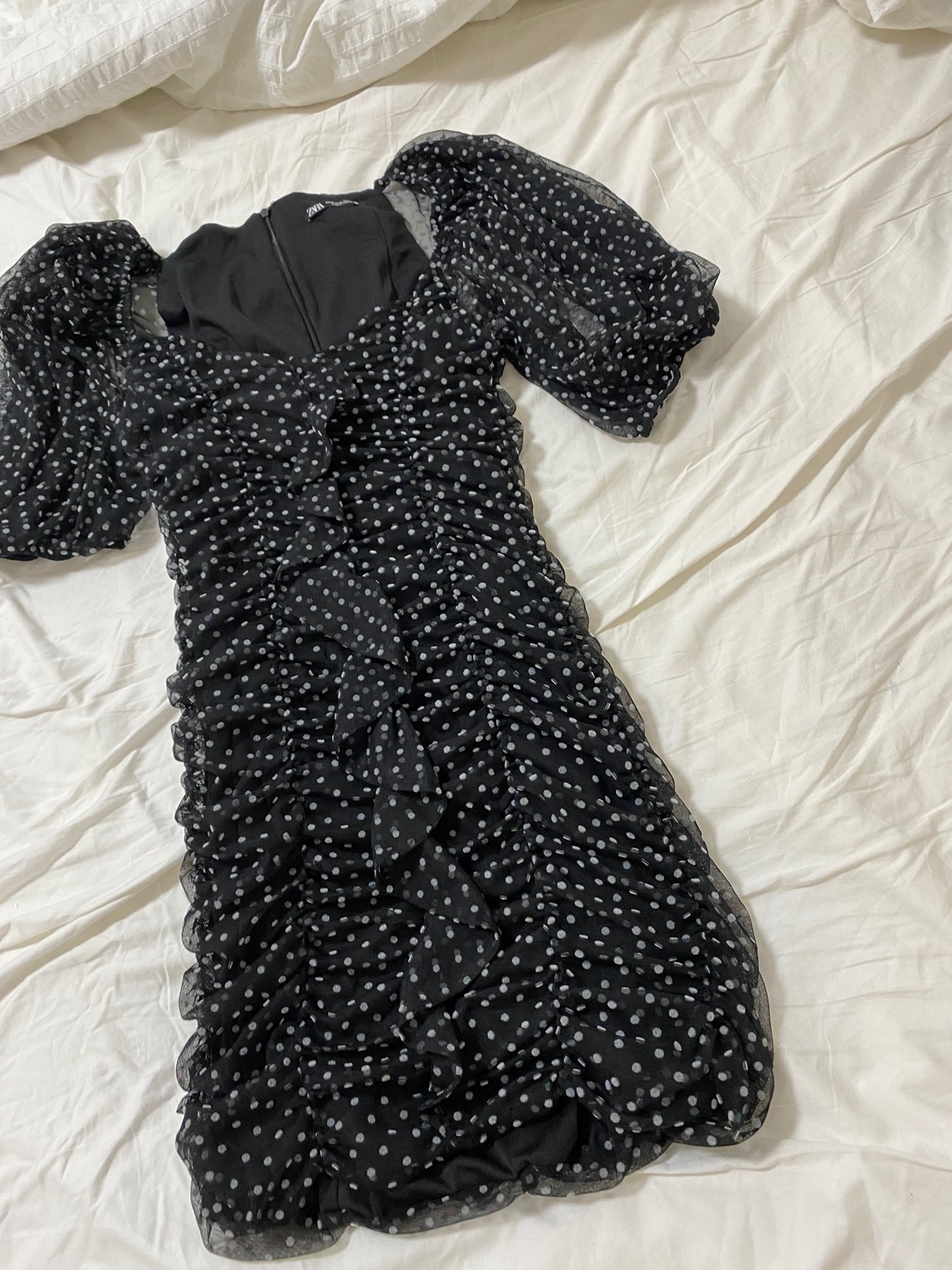 שמלת מיני עם כיווצים ושרוולים מנופחים