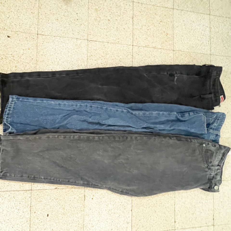 3 ג’ינסים 
השחור 38 מהמם 
הכחול M משיין 
האפור XL