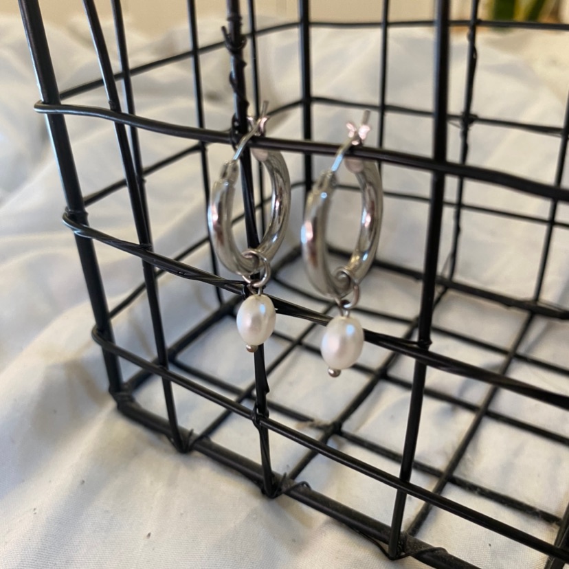 עגילי חישוק כסף בשילוב פנינה