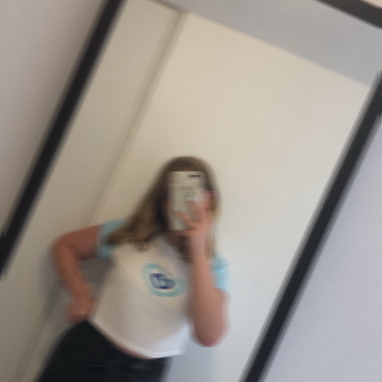 חולצת טי עם סמל לב