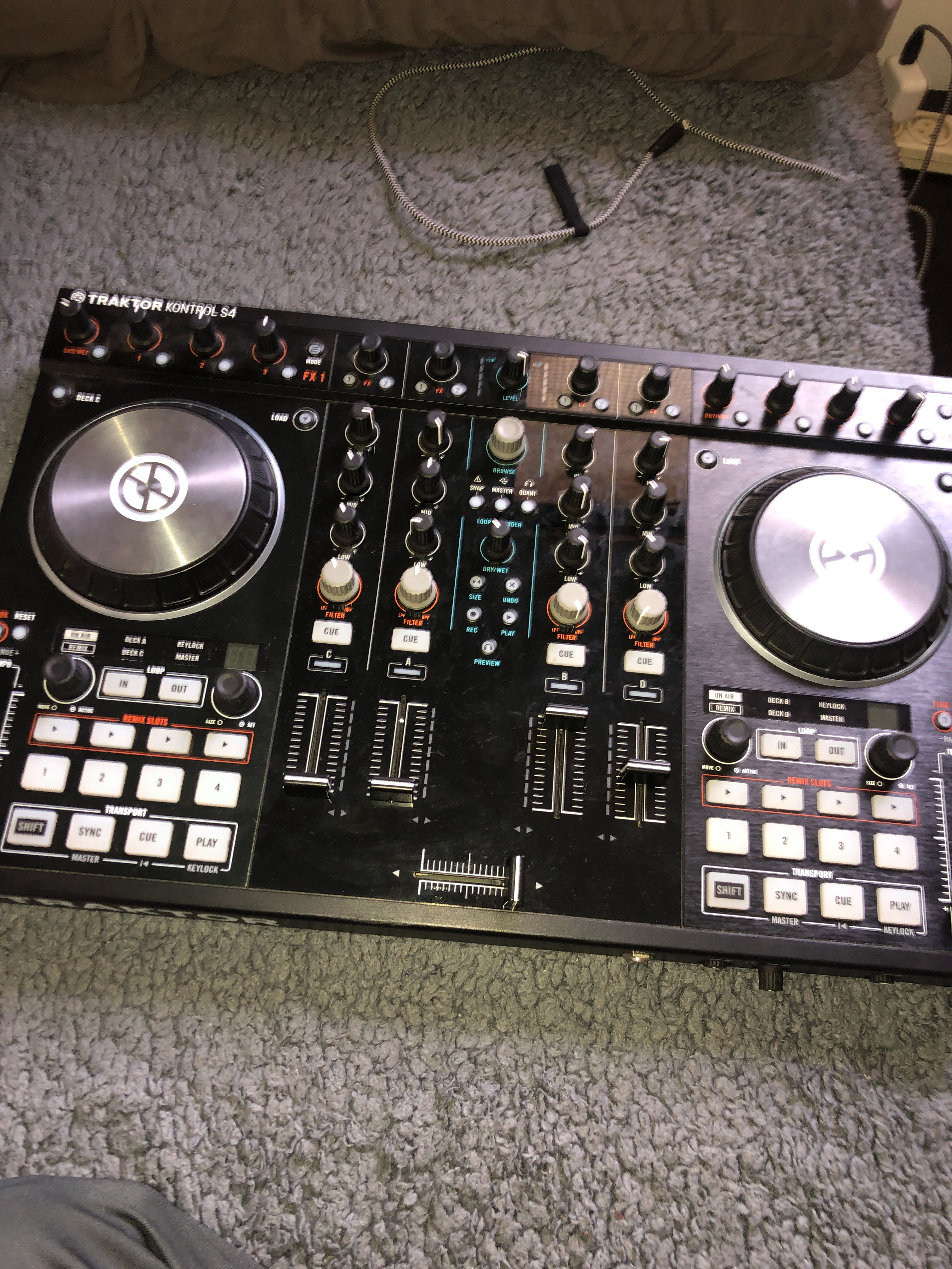 פלטת דיג׳יי Traktor S4כמו חדש