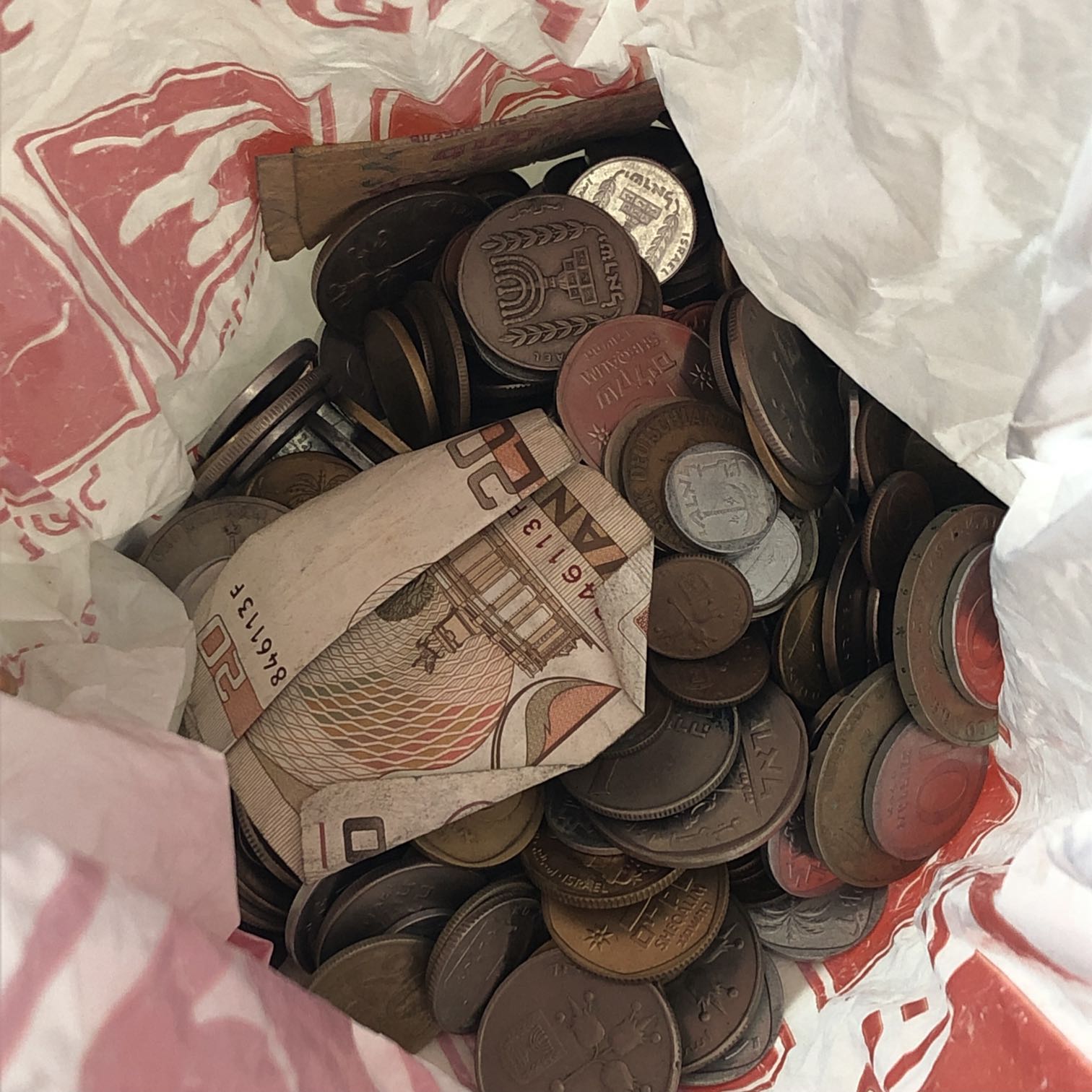 מטבעות רבים מהמאה שנים האחרונות במדינת ישראל. עבר מדור לדור