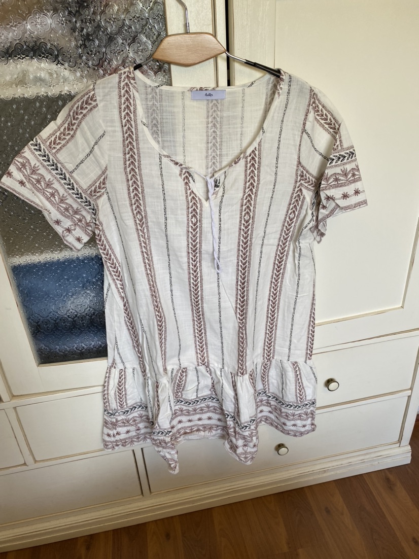 שמלה יפייפיה של המותג עדיקה