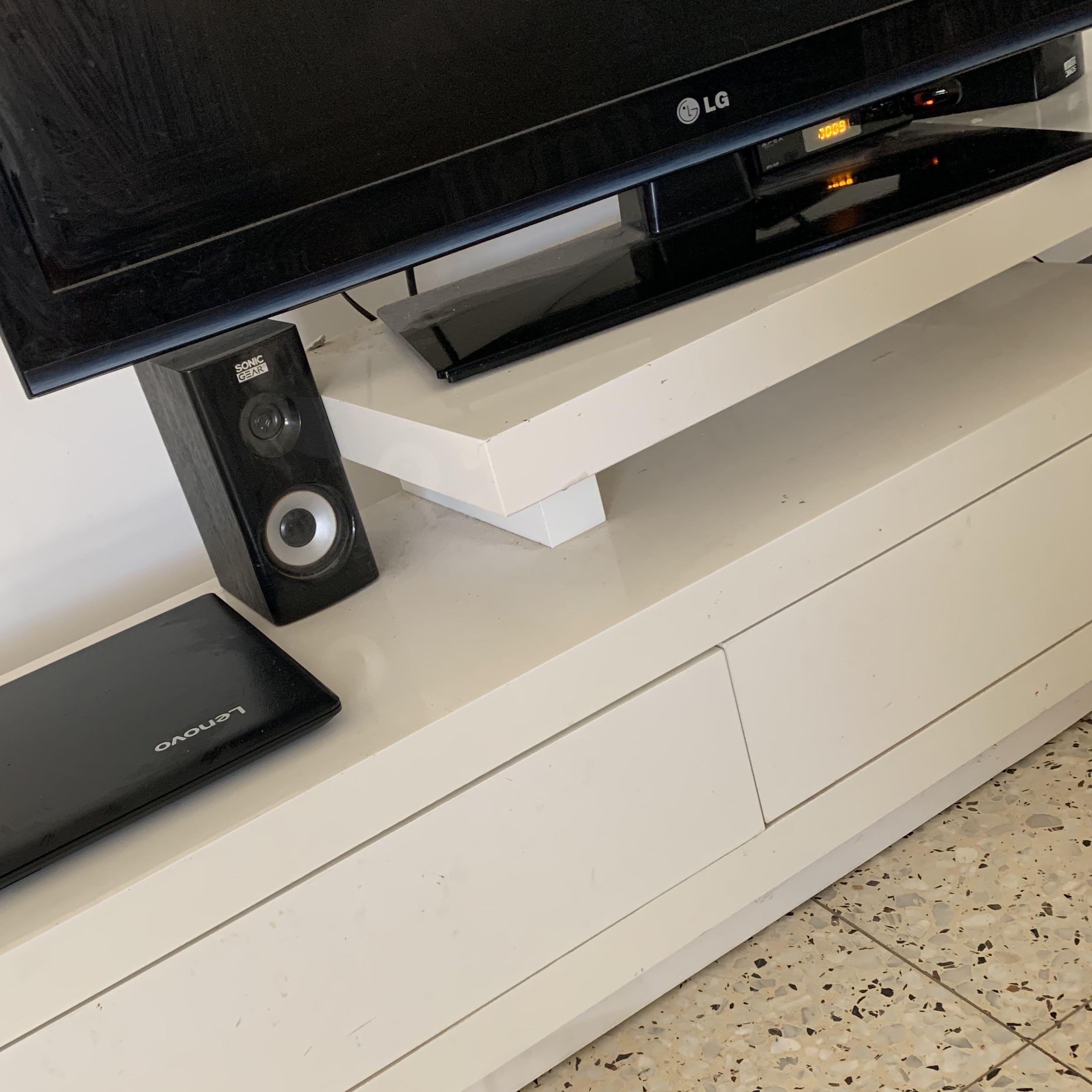 שידה לטלווזיה עם מגירות אוטומטיות 