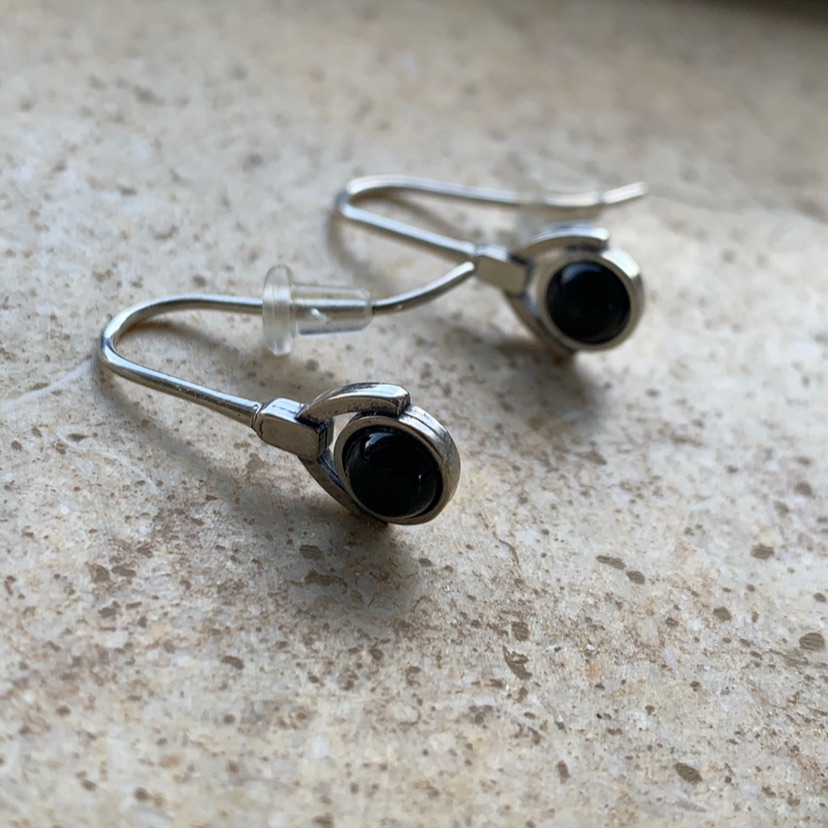 עגיל כסוף תלוי עם יהלום שחור עגול קלה ועדינה ונוחה!