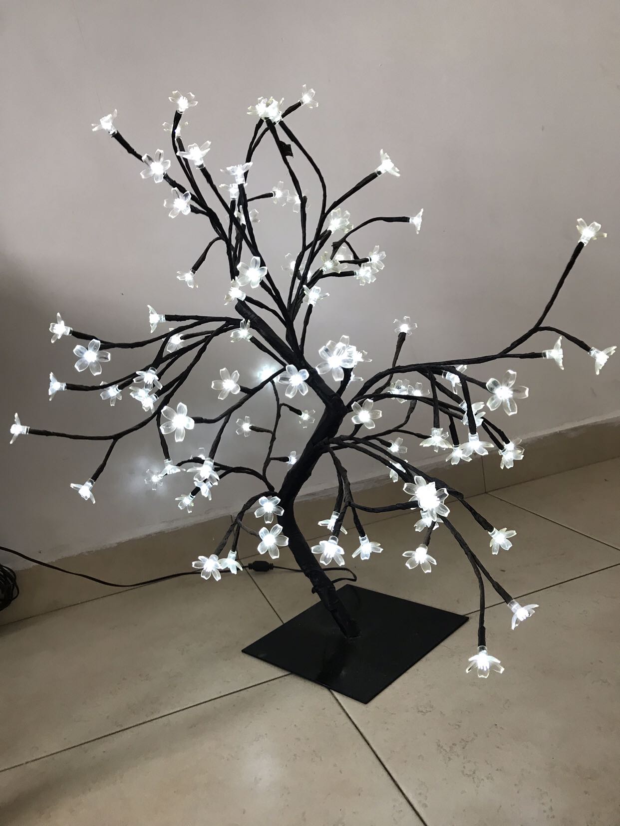 מנורה מתחברת לחשמל, לכול רצון חדר/סלון 
יפיפה בצורת פריחת השקדייה . יבוא מרומניה