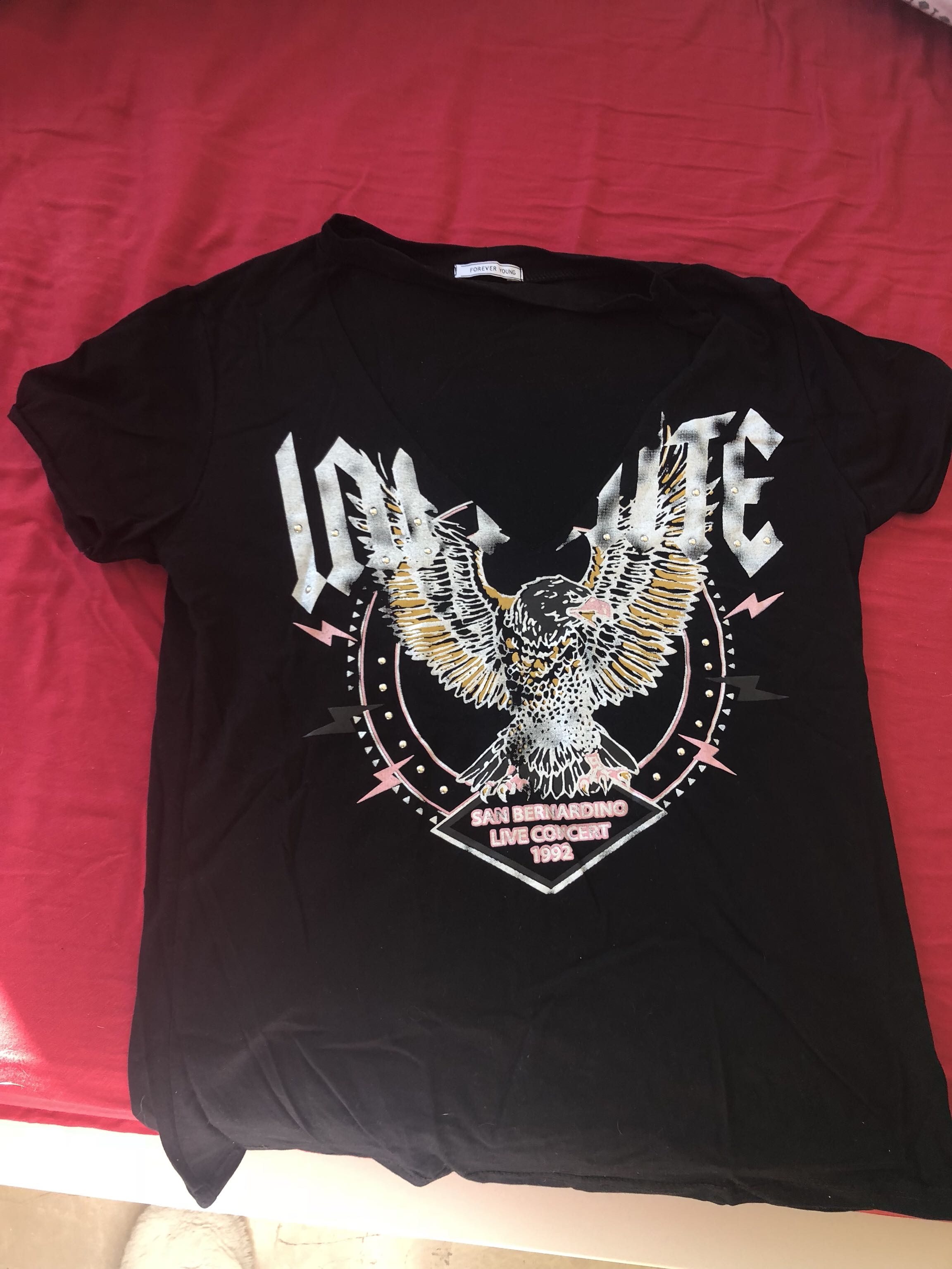 חולצה שחורה עם צ׳וקר בצוואר