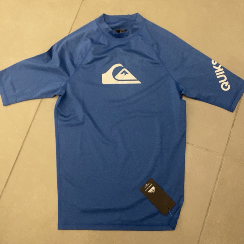 חולצת גלישה quiksilver חדשה