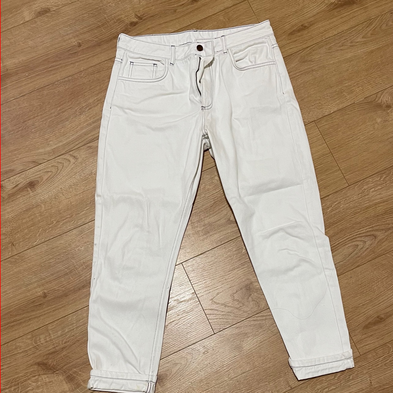 ג׳ינס לבן מהחברה Reclaimed vintage, מידה 40 לא נלבשו מעולם. נמכר עקב טעות במידה. 