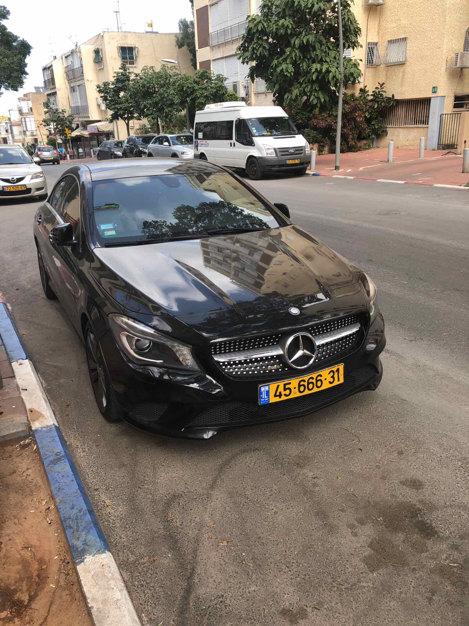 שחור מרצדס בנץ סדאן