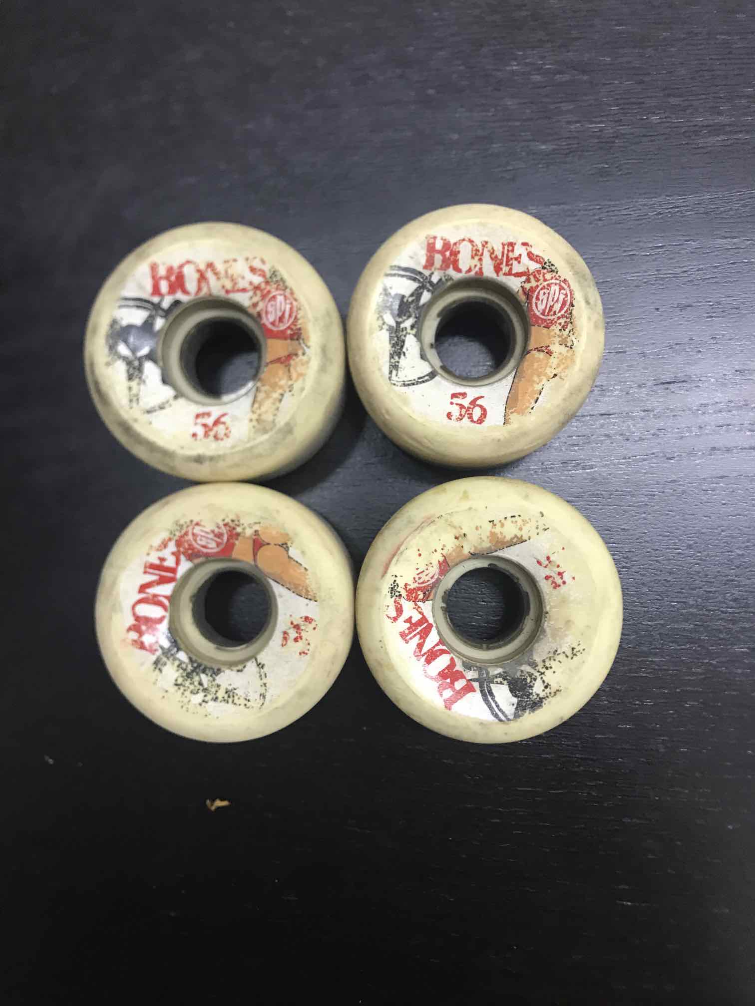 גלגלי bones spf 56