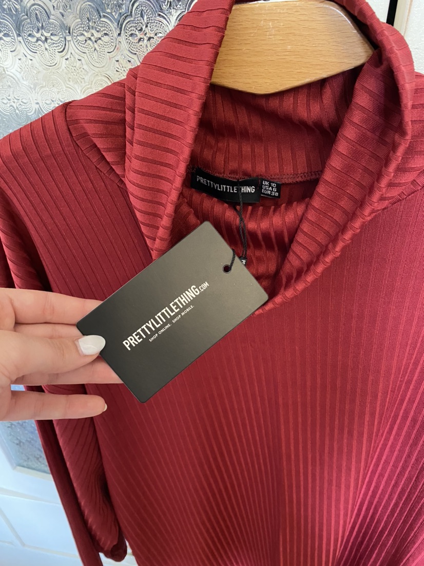 שמלה מושלמת של המותג הלונדונאי pretty little thing 