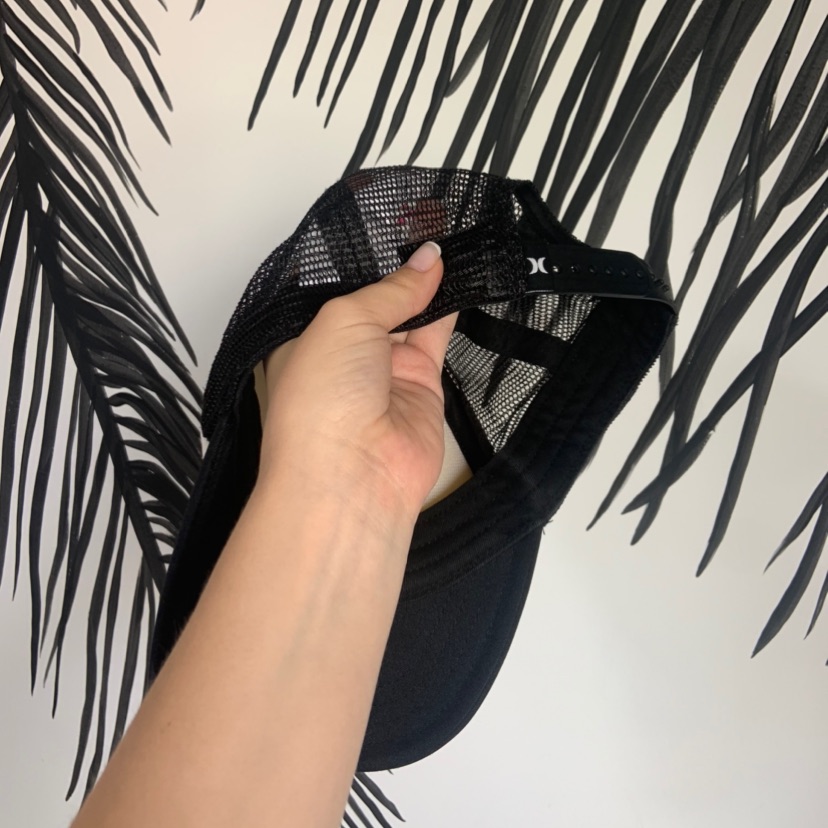 כובע שחור של Hurley