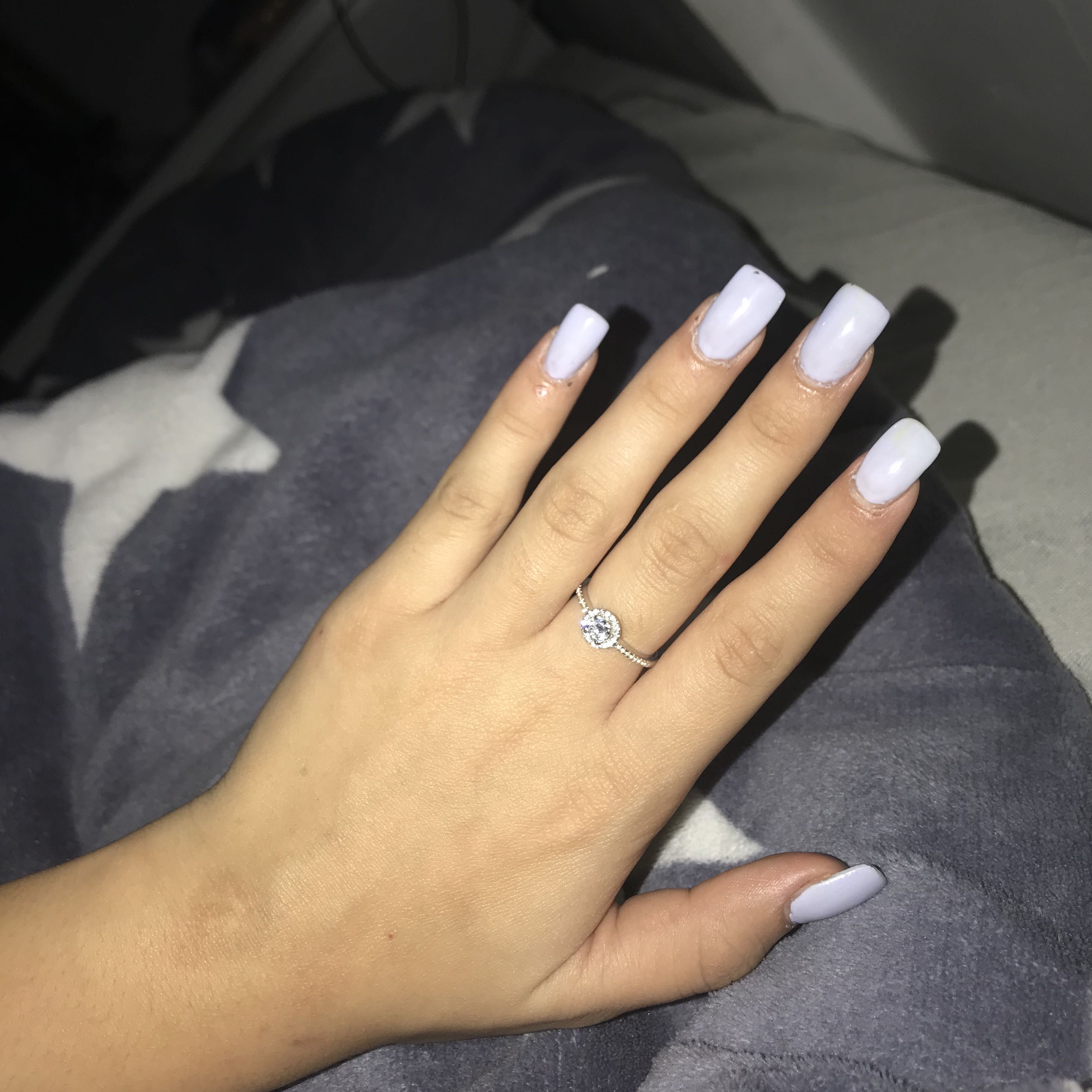 טבעת משובצת יהלום .
