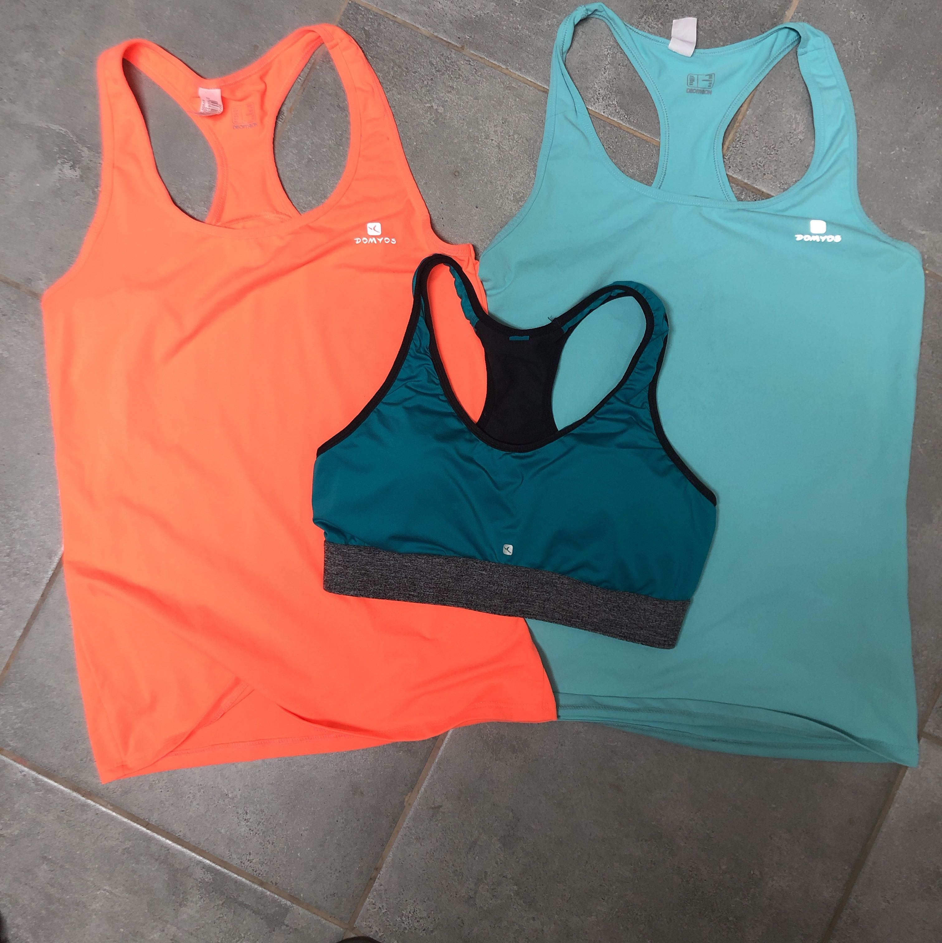 גופיות ספורט וטופ 