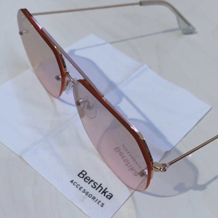 משקפי שמש ורודות מברשקה - הונגריה.