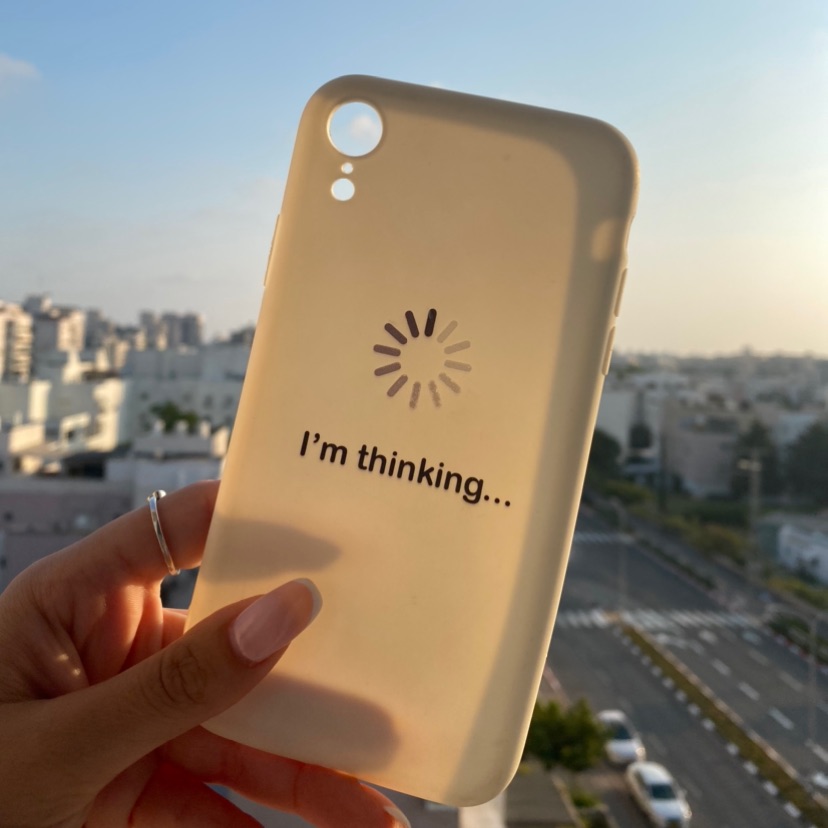 מגן לבן עם משפט “I’m thinking” 