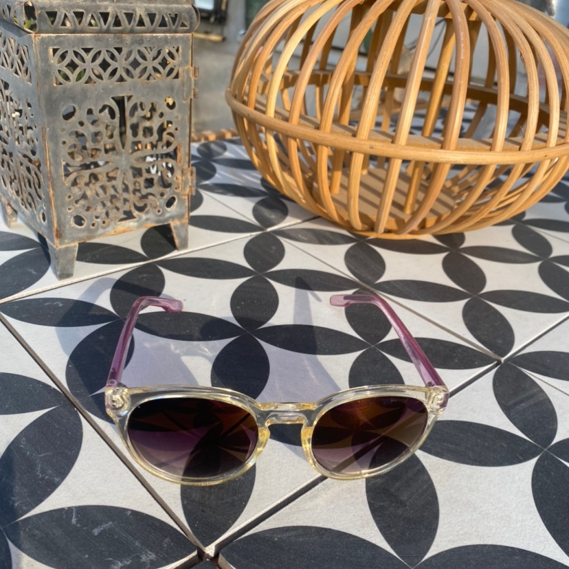 משקפי שמש סגול שקפקף