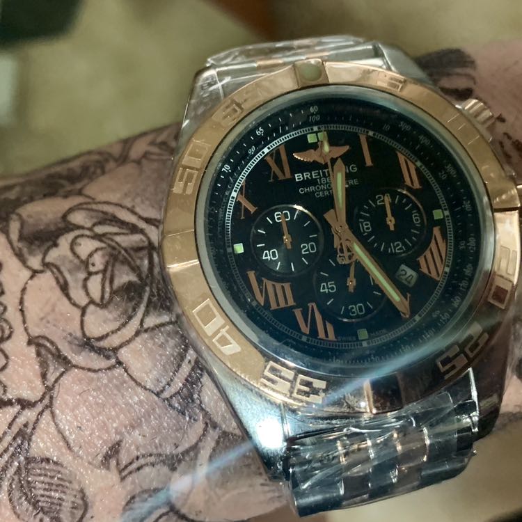 אין יותר רמה גבוהה מהדבר היפה הזה.  ברייטלינג זהב רוז/ שחור /כסף.  מספרים רומאים. Chronomat  the real deal  לעוד פרטים תמונות שלחו הודעה