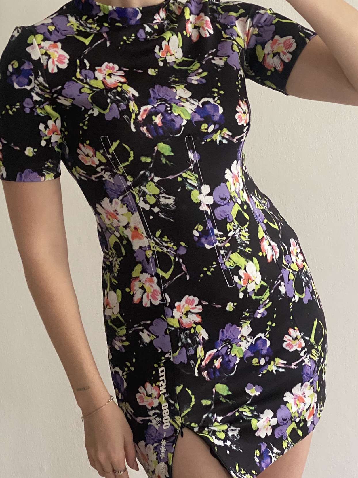 שמלת מיני פרחונית צמודה מידה M