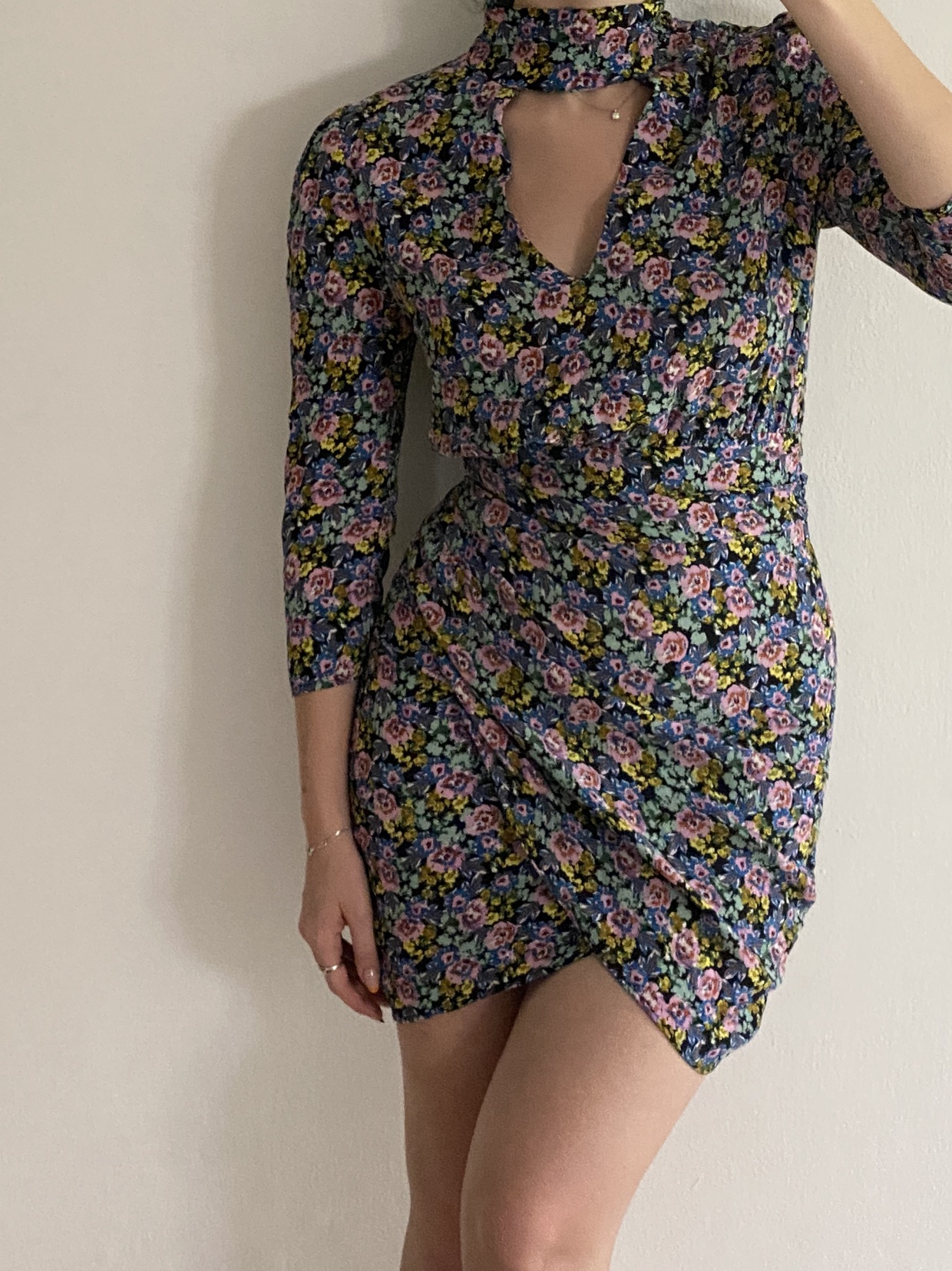 שמלת מיני פרחונית עם מפתח בחזה מידה M