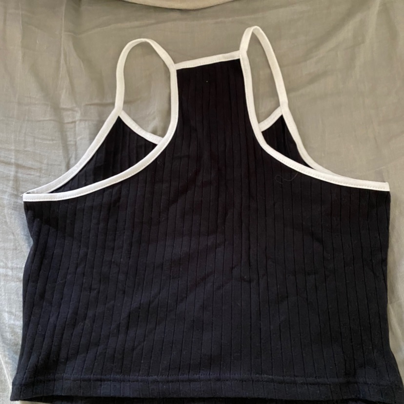 גופיית בטן קלאסית לכל ארון