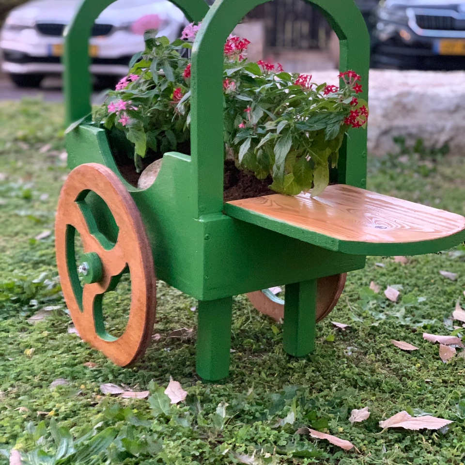 עגלת פרחים מהממת לגינה או למרפסת בעבודת יד מעץ ניתן להזמין בכל צבע 