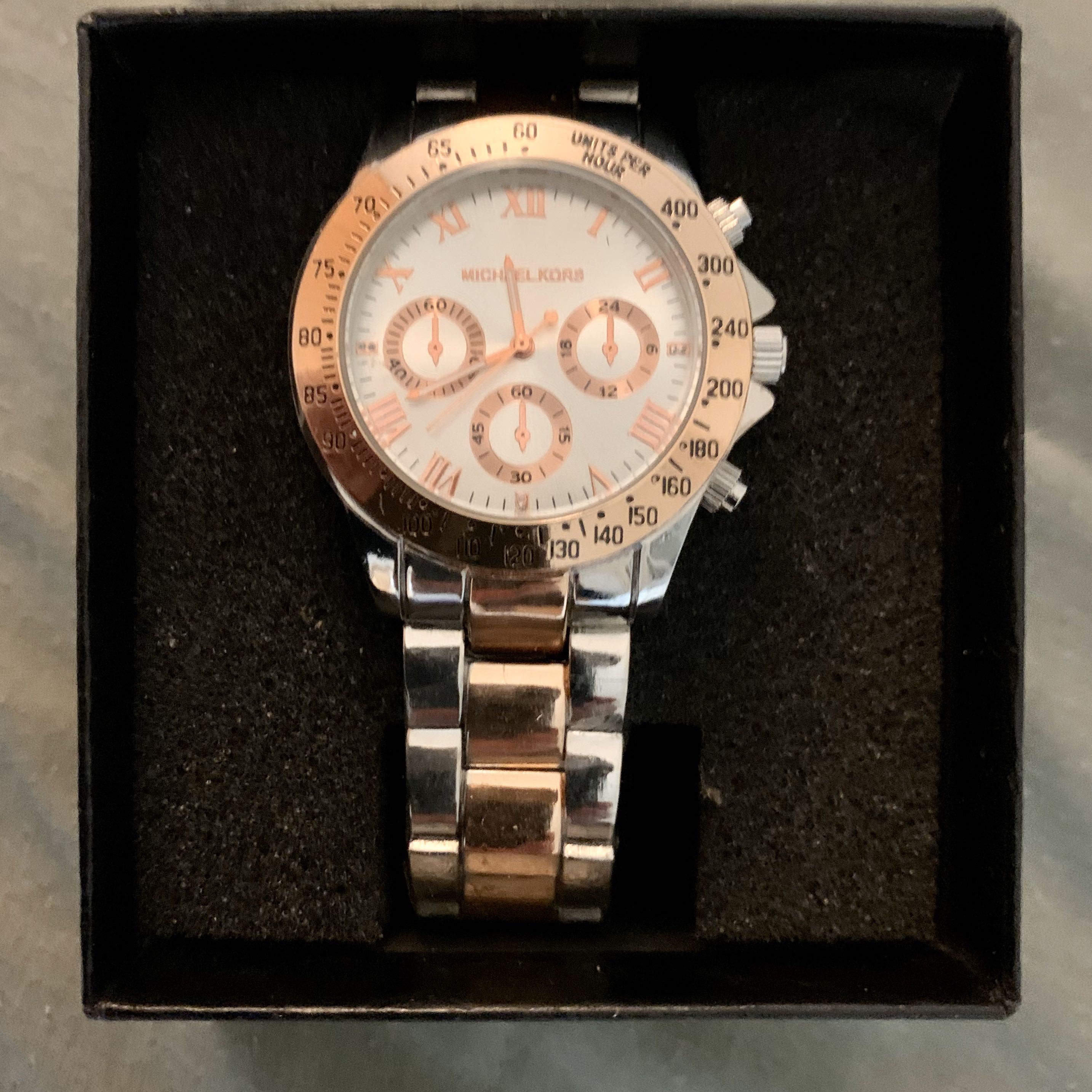 דיל , 4 שעוני רולקס ואחד של מייקל קורס במחירים לאלה שלא יכולים לקנות את הדגמים היותר יקרים 
2 Rolex Daytona plus 
Rolex submariner green 
Rolex yacht magister in gold white w