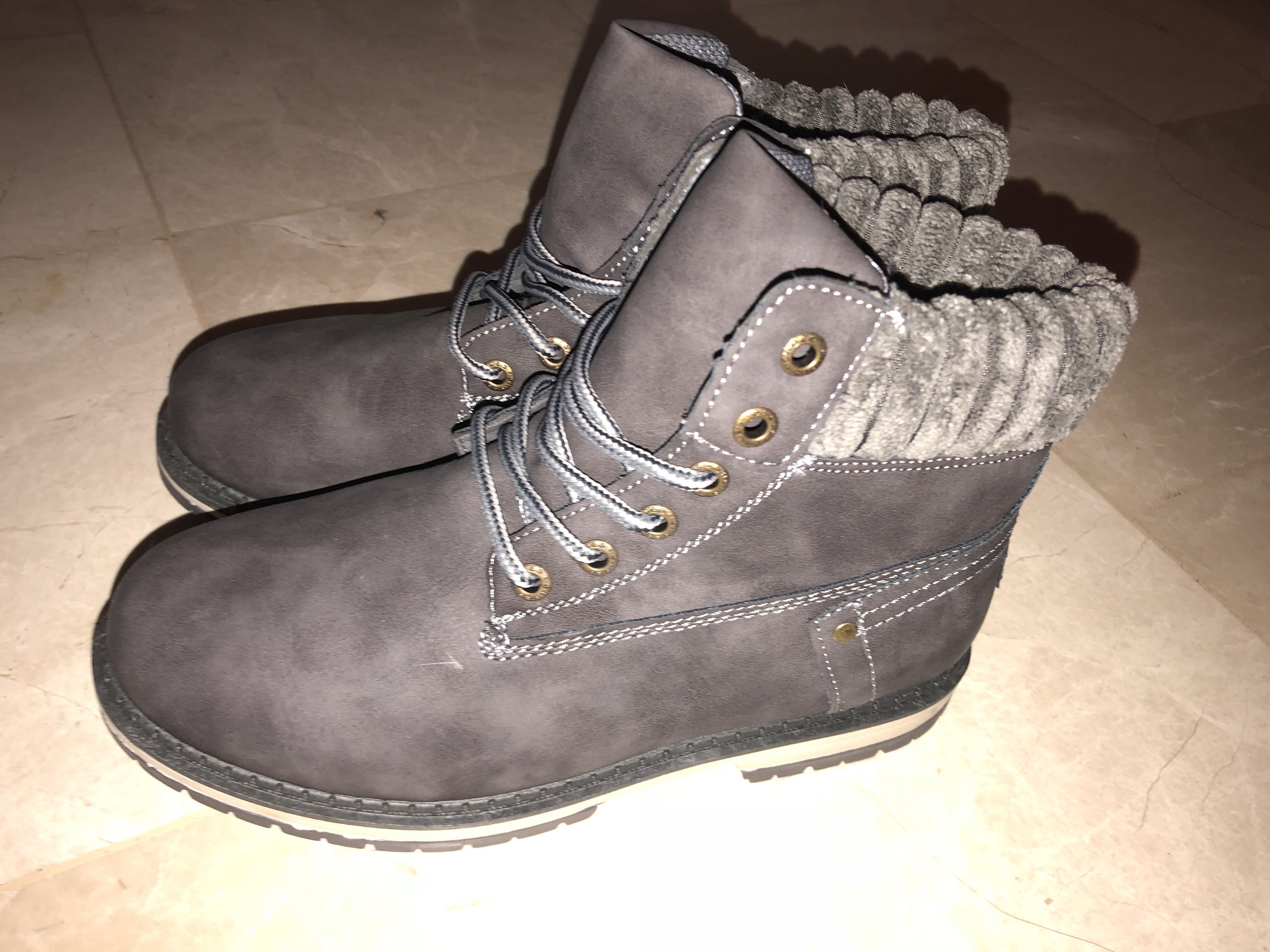 נעליים אפורות