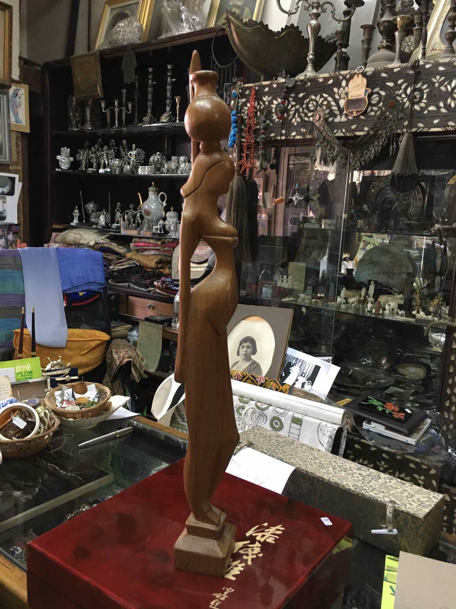 פסלון מעץ בן 30-40 שנה בגובה 58 ס״מ