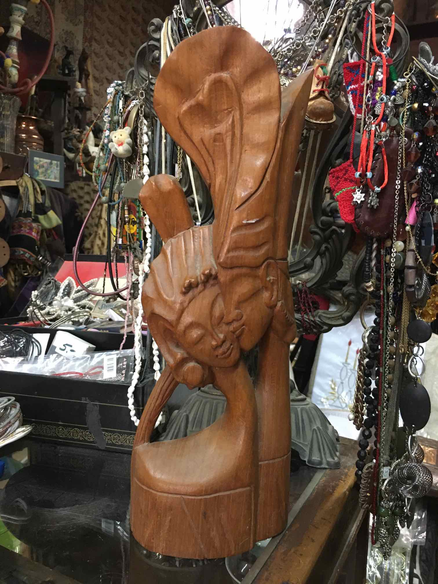 פסלון עץ בן 30-40 שנה בגובה 38 ס״מ