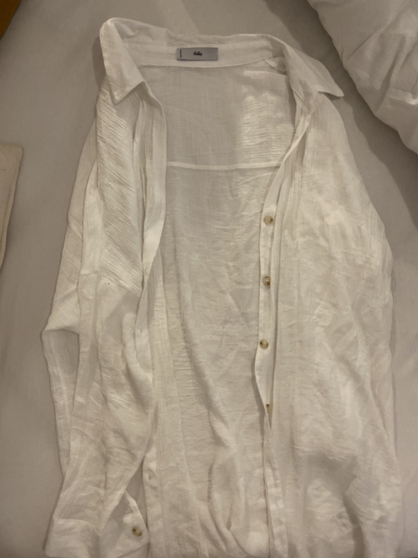 חולצת ים לבנה מעדיקה