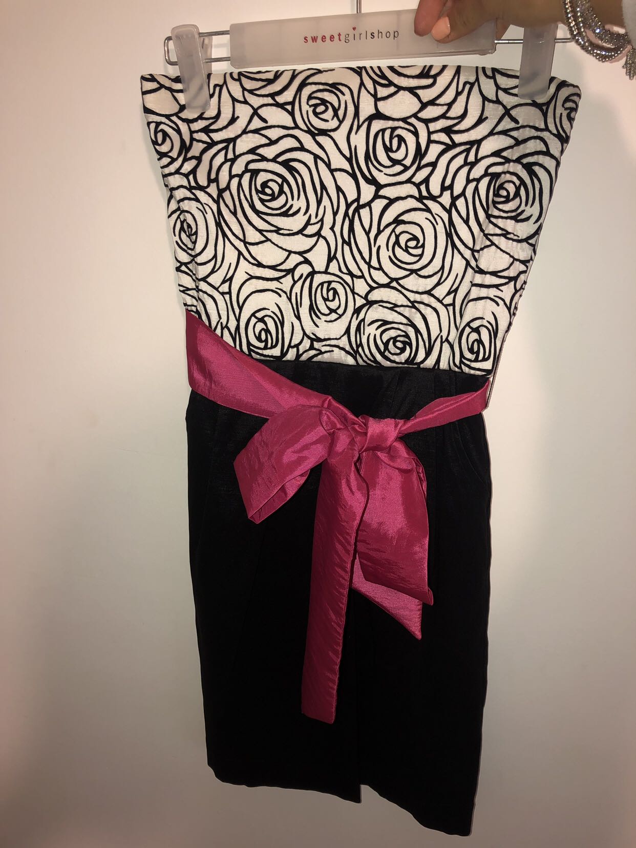 שמלות שנלבשו רק פעם אחת במצב מעולה 