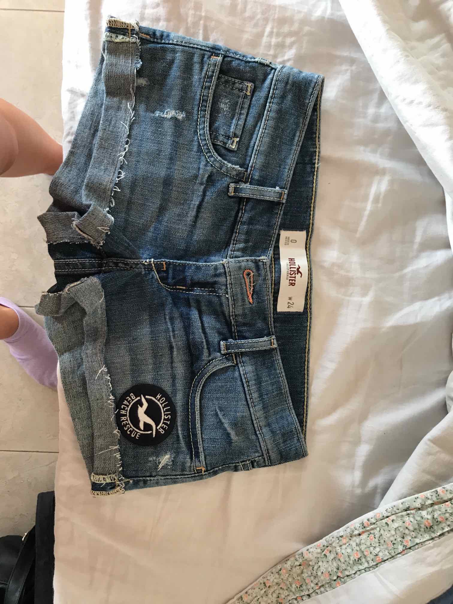 ג׳ינס קצר הוליסטר