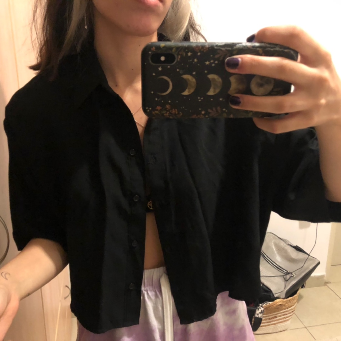 חולצת קרופ שחורה מכופתרת